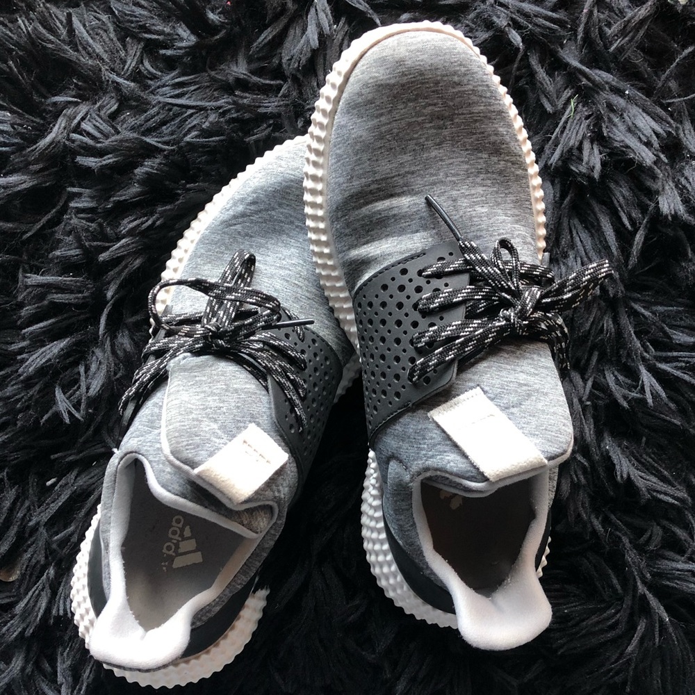 GREY ADIDAS WOMEN’s SNEAKERS